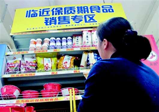 卖出一份过期食品，罚了十万 小商贩与食品安全的裂痕